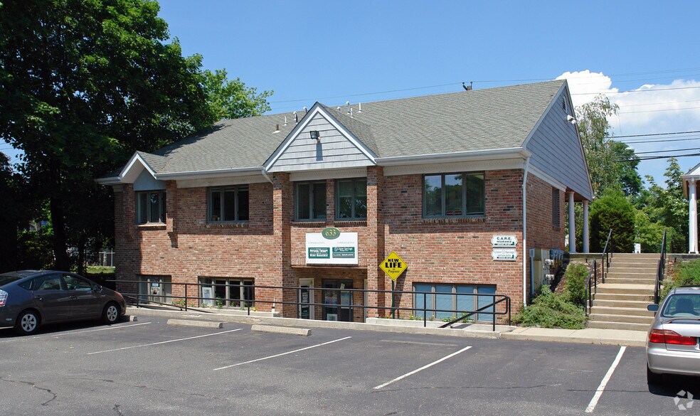 633 E Main St, Riverhead, NY à louer - Photo du bâtiment - Image 2 de 2