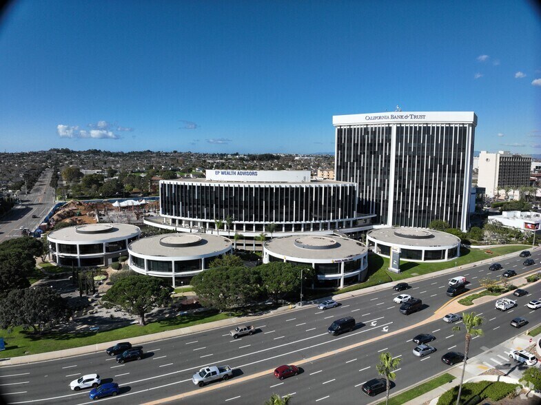 21515 Hawthorne Blvd, Torrance, CA à louer - Communauté Matterport - Image 3 de 24