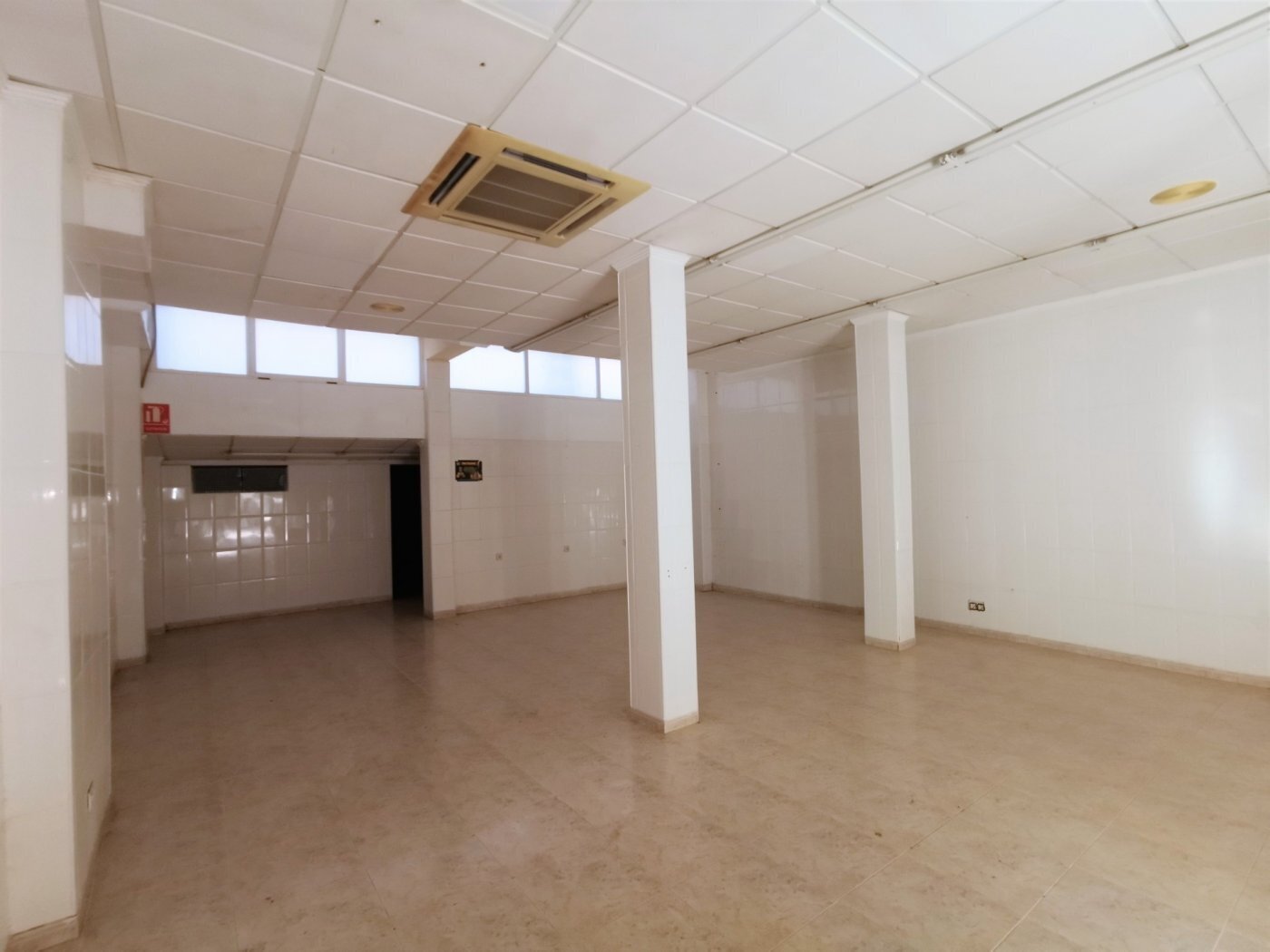 Retail in València, Valencia for lease Building Photo- Image 1 of 7