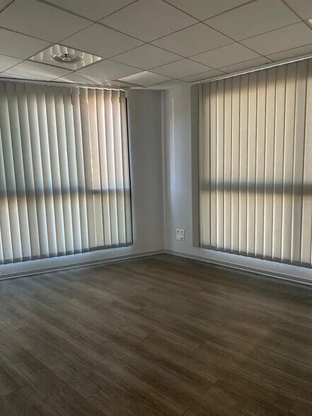 Office in Aubagne for lease - Interior Photo - Image 3 of 6