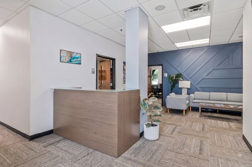 720 Bayfront Pky, Pensacola, FL à louer - Photo du bâtiment - Image 3 de 16