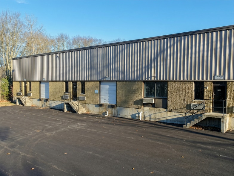 70 & 70B Hawes Way portfolio of 2 properties for sale on LoopNet.ca - Building Photo - Image 3 of 7
