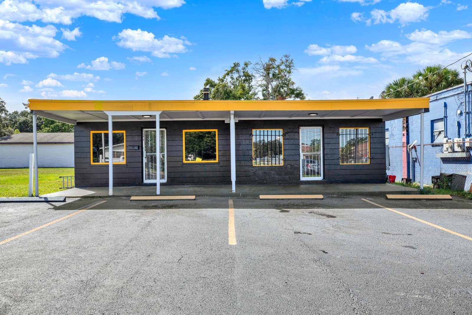 4104 and 4106 N 22nd St portfolio of 2 properties for sale on LoopNet.ca Primary Photo- Image 1 of 9