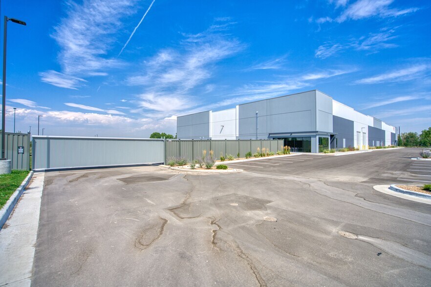 8705 Rosemary St, Commerce City, CO à vendre - Photo du bâtiment - Image 2 de 23