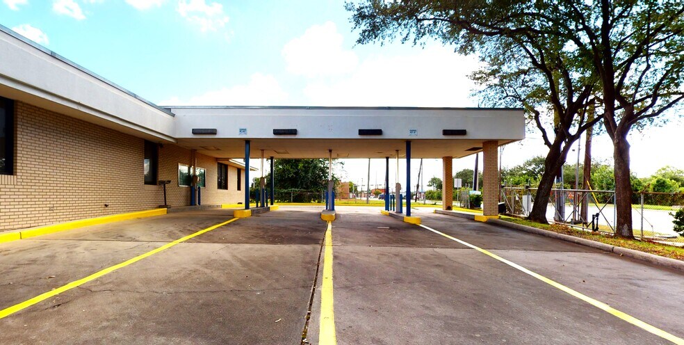 4101 Clinton Dr, Houston, TX à louer - Photo du bâtiment - Image 3 de 24