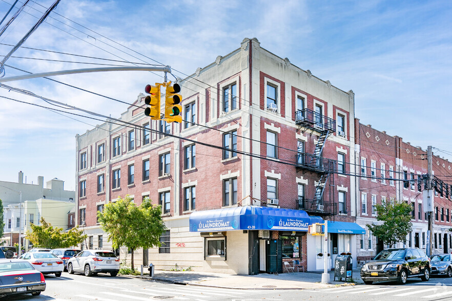 25-04 44th St, Astoria, NY à vendre - Photo principale - Image 1 de 1