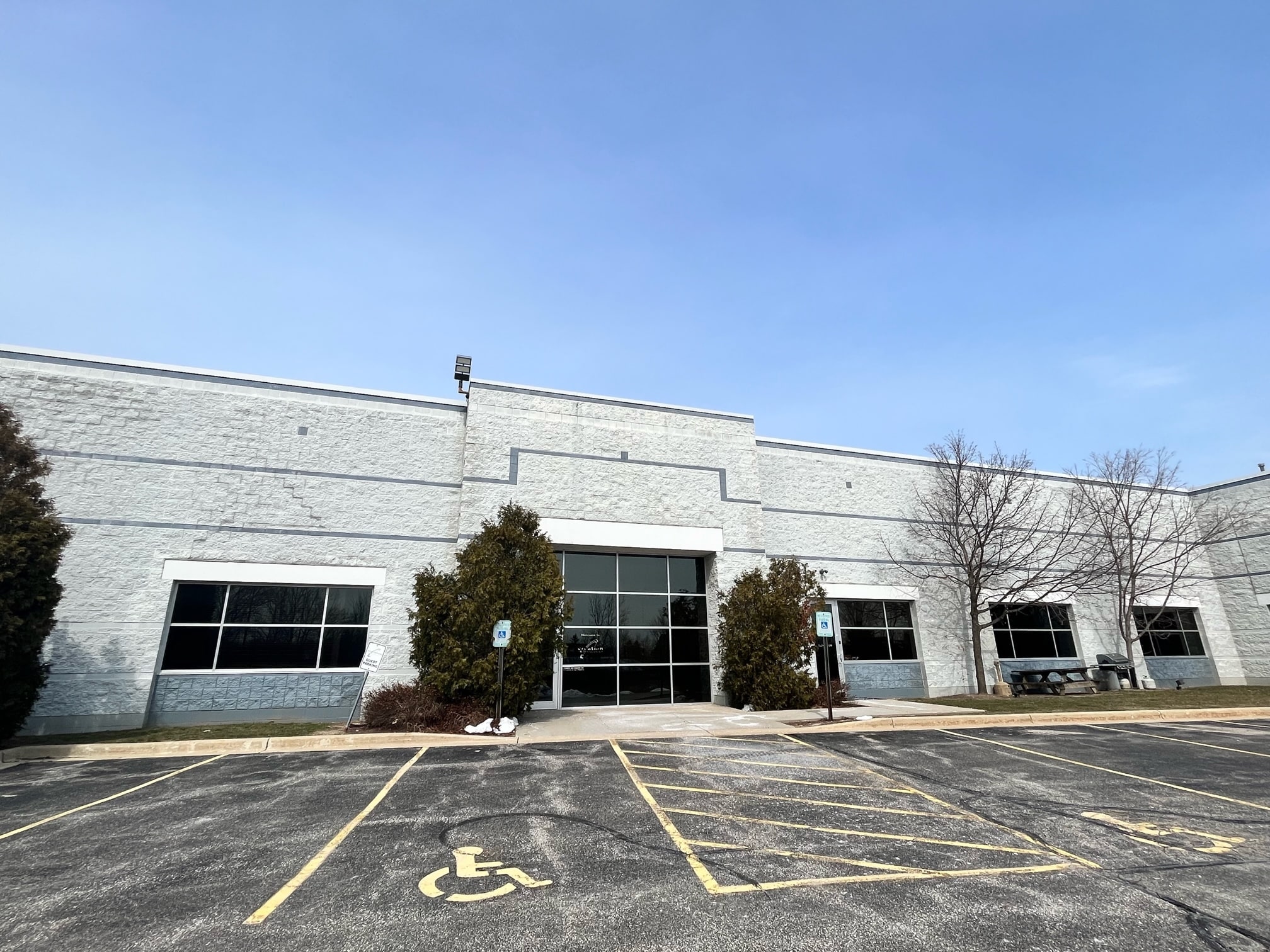 400 W Bell Ct, Oak Creek, WI for lease Interior Photo- Image 1 of 2