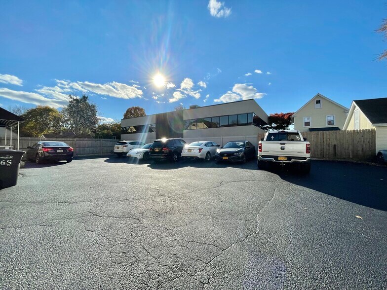 16 S Maryland Ave, Port Washington, NY à vendre - Photo du bâtiment - Image 2 de 27