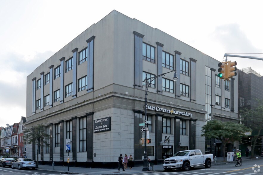 35-01 30th Ave, Astoria, NY for lease - Building Photo - Image 1 of 2