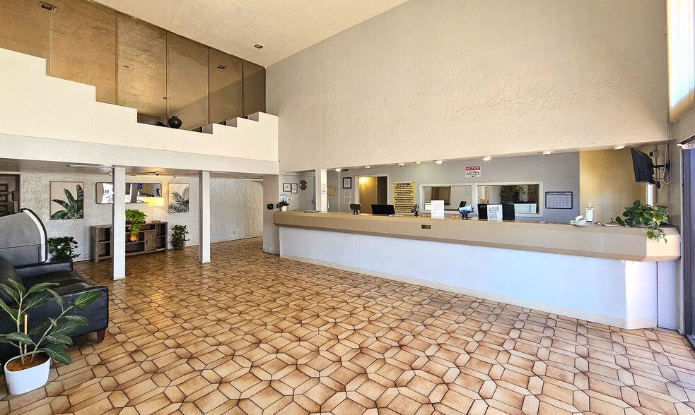 10402 N Black Canyon Hwy, Phoenix, AZ à vendre - Photo du bâtiment - Image 2 de 6