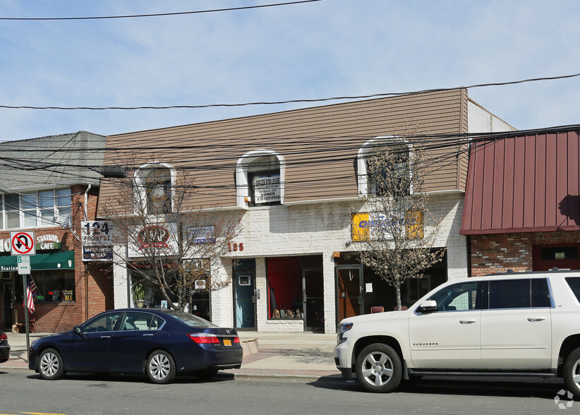 125 Front St, Massapequa Park, NY à vendre - Photo principale - Image 1 de 1