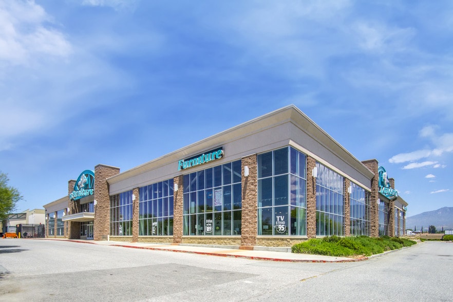 1484 E Second St, Beaumont, CA à louer - Photo du bâtiment - Image 2 de 10