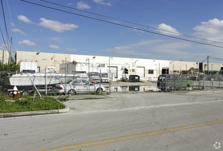 3121-3171 E 11th Ave, Hialeah, FL for lease - Primary Photo - Image 1 of 9