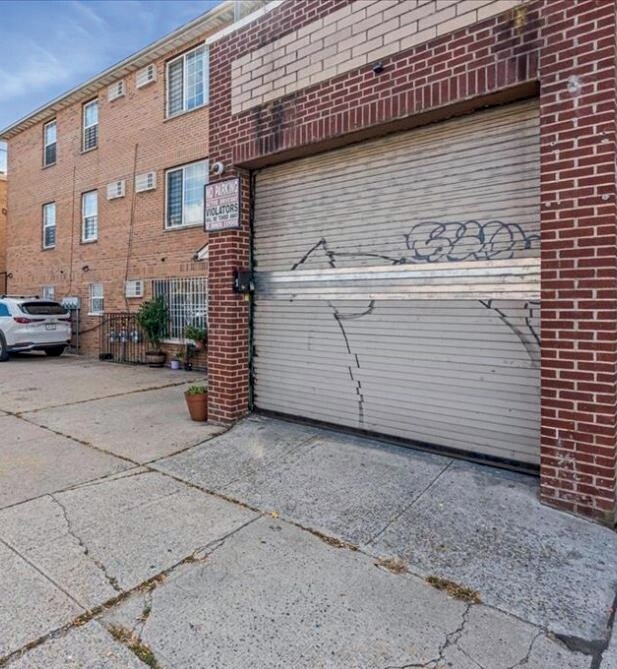 19113 Jamaica Ave, Hollis, NY à vendre Photo du bâtiment- Image 1 de 4