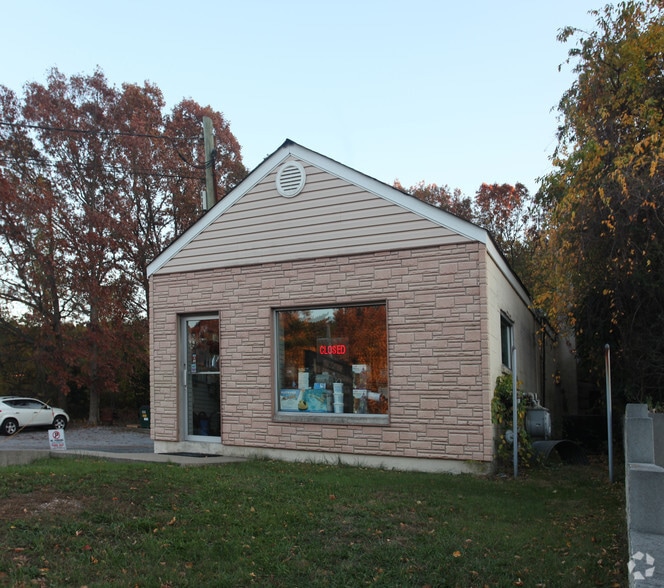 950 W Jericho Tpke, Smithtown, NY for sale - Primary Photo - Image 1 of 9