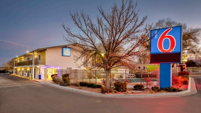 Plus de détails pour 3007 Cerrillos Rd, Santa Fe, NM - Services hôteliers à vendre