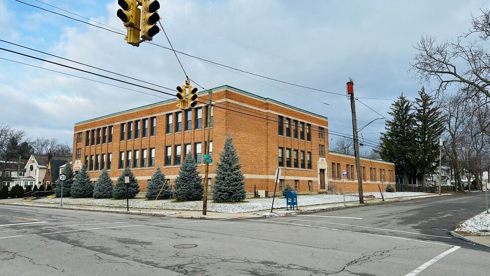 1018 College Ave, Niagara Falls, NY à vendre - Photo du bâtiment - Image 1 de 29