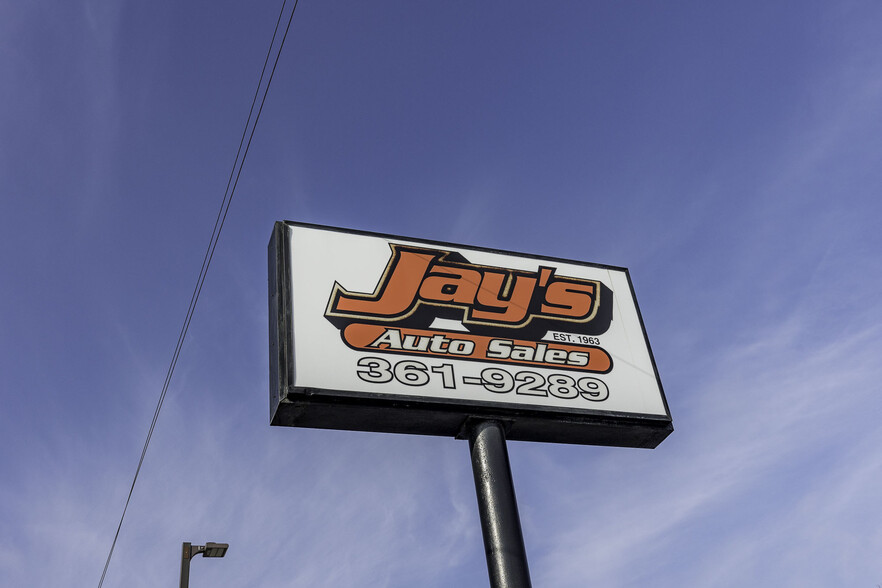 1545 Berry Blvd, Louisville, KY for sale - Primary Photo - Image 1 of 35