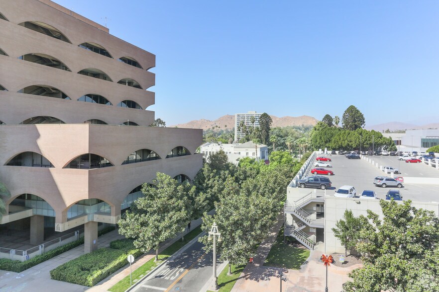 3870 Main St, Riverside, CA à louer - Photo du bâtiment - Image 3 de 21
