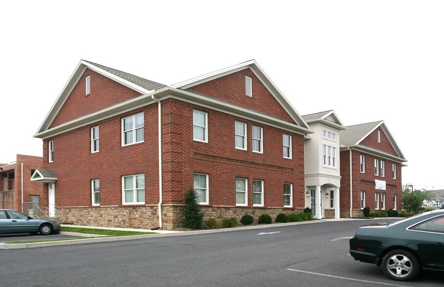 2 Kacey Ct, Mechanicsburg, PA à vendre - Photo du bâtiment - Image 2 de 29