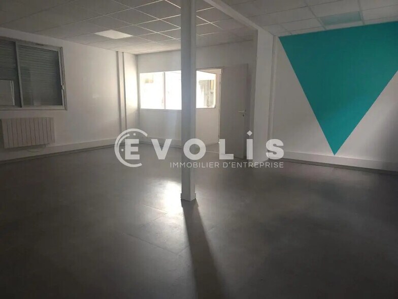 Flex in Bron for lease - Interior Photo - Image 3 of 19