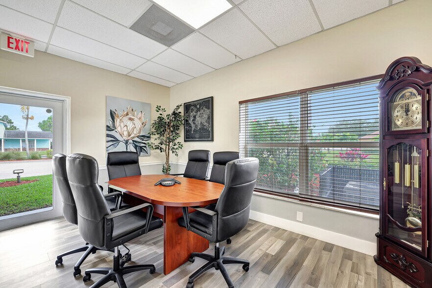 550 SE Port St Lucie Blvd, Port Saint Lucie, FL à louer - Photo intérieure - Image 3 de 4