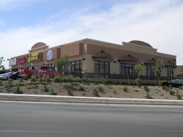 11890 Vista del Sol Dr, El Paso, TX à louer - Photo du bâtiment - Image 2 de 14