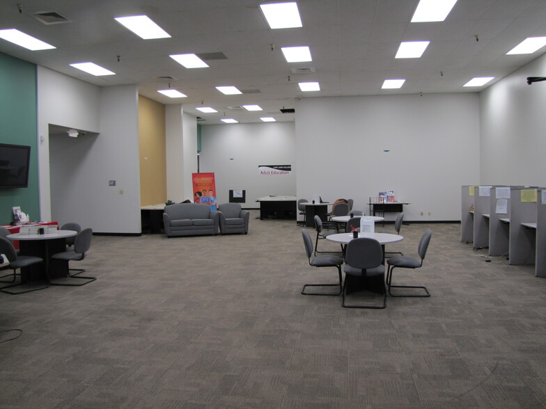 305 Richmond Ave E, Mattoon, IL for lease - Interior Photo - Image 2 of 9