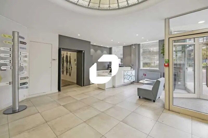 Office in Courbevoie for lease - Building Photo - Image 2 of 17