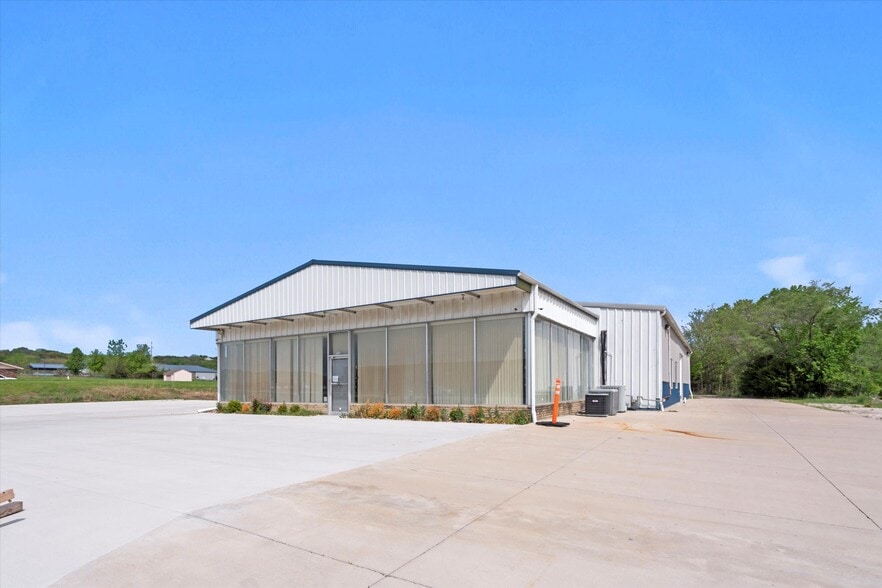 325 E State Ave, Tonganoxie, KS for lease - Building Photo - Image 3 of 40
