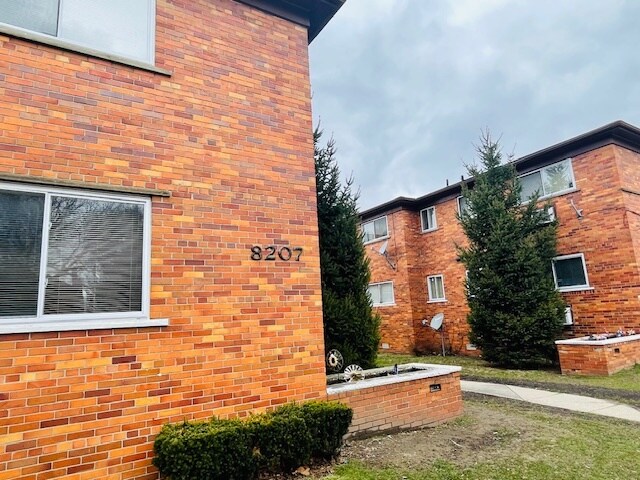 8207 Schaefer Hwy, Detroit, MI à vendre - Photo du bâtiment - Image 3 de 11