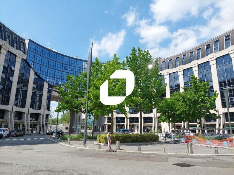 14 Place Georges Pompidou, Montigny-le-Bretonneux for lease - Building Photo - Image 1 of 16