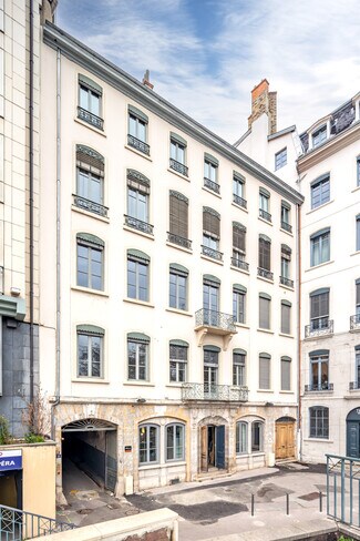 Plus de détails pour Multi-résidentiel à vendre