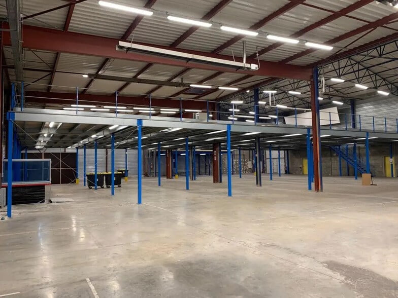 Flex in Morangis for lease - Interior Photo - Image 2 of 5