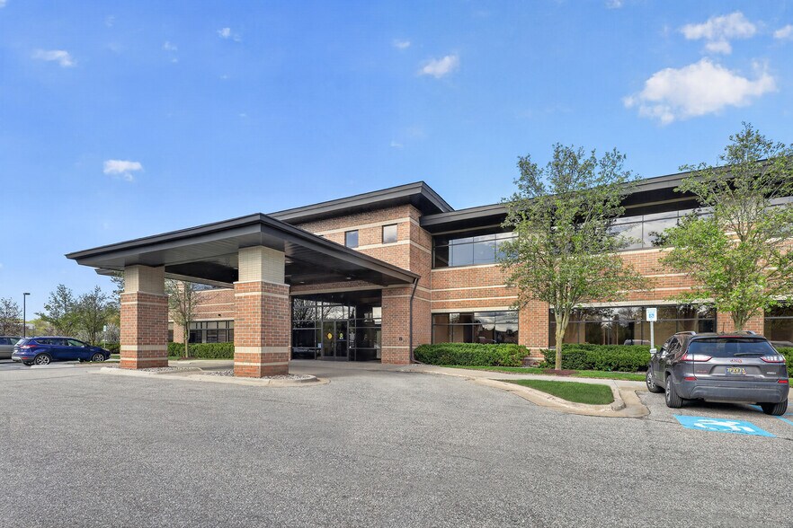 39475 Lewis Dr, Novi, MI à louer - Photo du bâtiment - Image 2 de 14