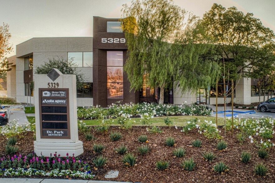 5329 Office Centre Ct, Bakersfield, CA à louer - Photo du bâtiment - Image 2 de 15
