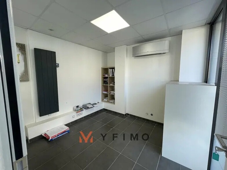 Retail in Ecquevilly for sale - Interior Photo - Image 3 of 5