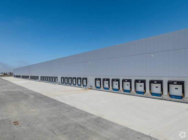 587 Avonhead Rd, Mississauga, ON à louer - Photo du bâtiment - Image 3 de 4