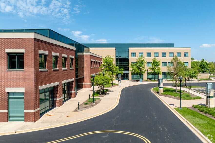 5401 Trillium Blvd, Hoffman Estates, IL à louer - Photo du bâtiment - Image 2 de 5