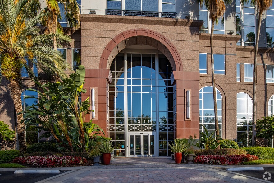 4211 W Boy Scout Blvd, Tampa, FL à louer - Photo du bâtiment - Image 3 de 4