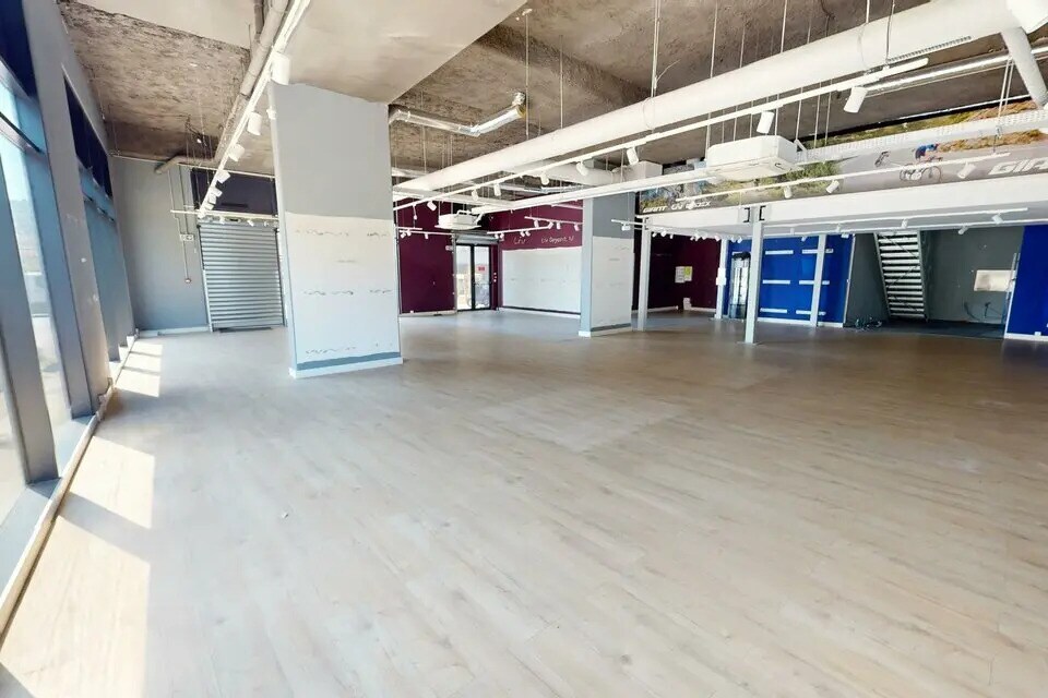Retail in Nice for lease Interior Photo- Image 1 of 8