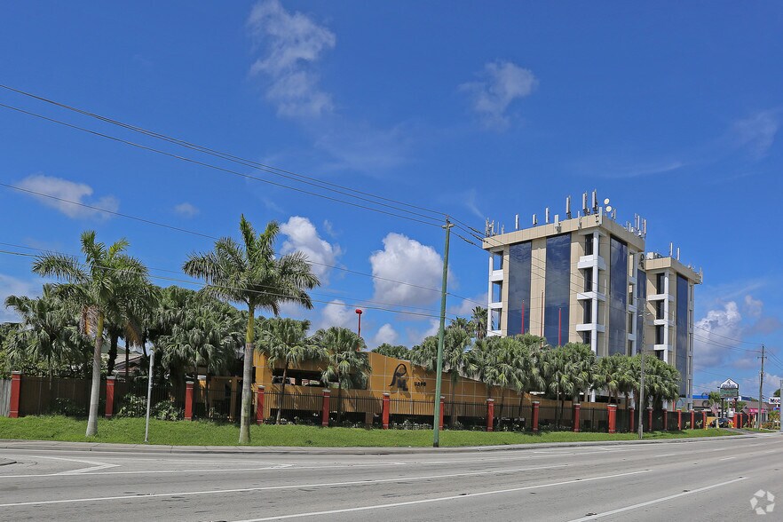 11890 SW 8th St, Miami, FL à louer - Photo du bâtiment - Image 2 de 23