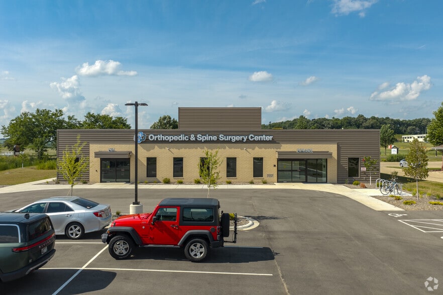 8124 Forsythia Street, Middleton, WI for lease - Building Photo - Image 2 of 3