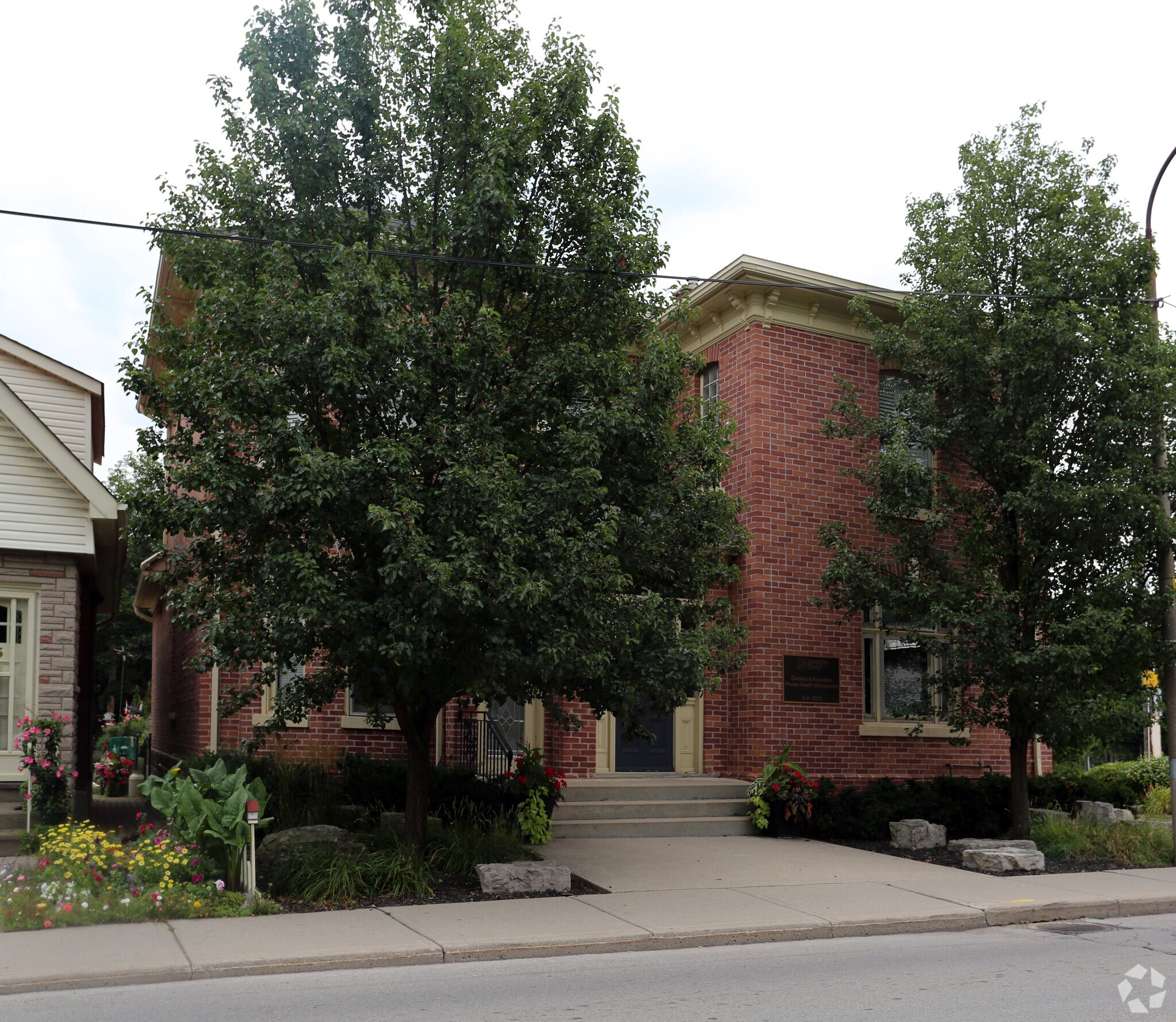 11 Sydenham St, Dundas, ON for sale Primary Photo- Image 1 of 1