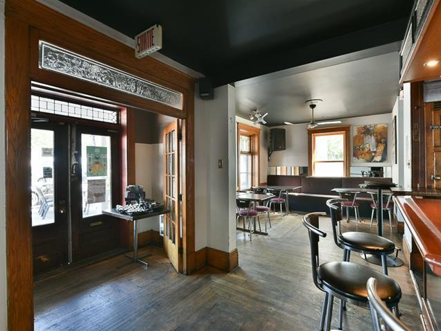 1710-1734 Av Bourgogne, Chambly, QC for sale - Interior Photo - Image 2 of 9