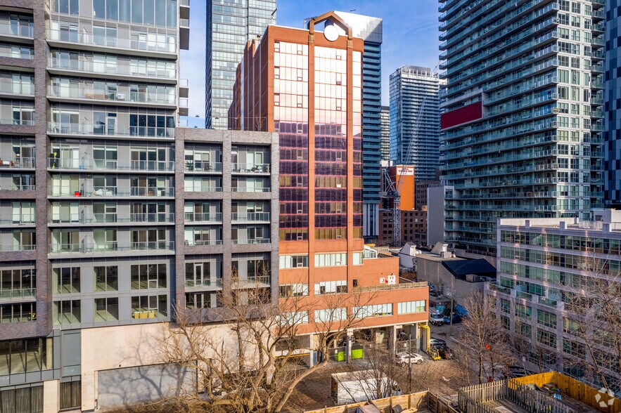 393 King St W, Toronto, ON à louer - Photo du bâtiment - Image 2 de 4