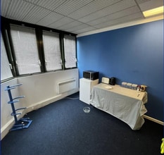 Gemini Cres, Dundee for lease Interior Photo- Image 2 of 4