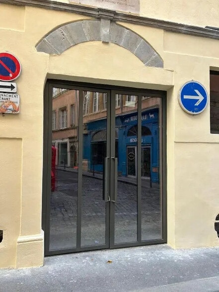 Office in Lyon for lease - Building Photo - Image 3 of 3