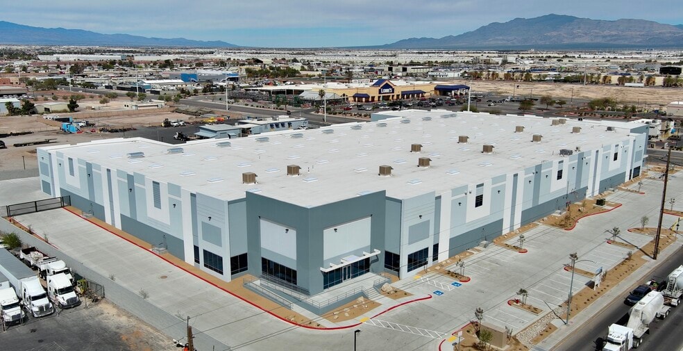 2327 N Nellis Blvd, Las Vegas, NV à louer - Photo du bâtiment - Image 1 de 11