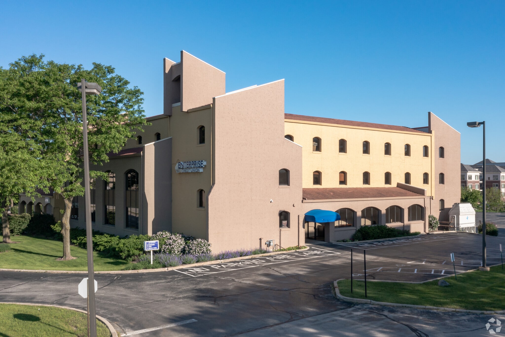 15850 W Bluemound Rd, Brookfield, WI à louer Photo du bâtiment- Image 1 de 12